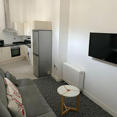 Modern 1 Bed Apartment In Salford مانشستر المظهر الخارجي الصورة