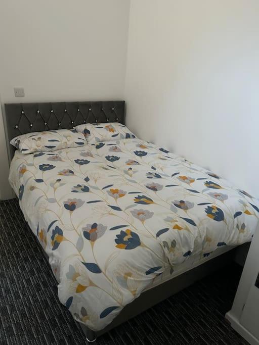 Modern 1 Bed Apartment In Salford مانشستر المظهر الخارجي الصورة