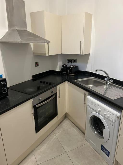 Modern 1 Bed Apartment In Salford مانشستر المظهر الخارجي الصورة